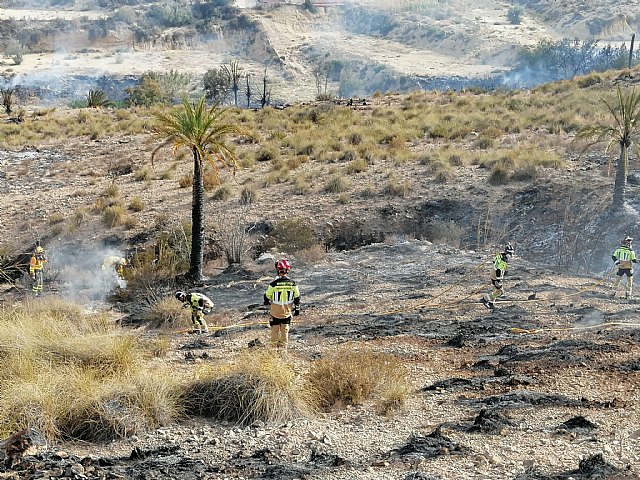 Mando de la extinción declara controlado el incendio forestal declarado ayer tarde en la Sierra del Salitre, Ricote